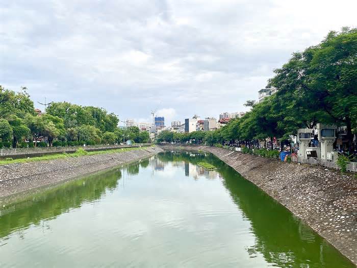 Người Hà Nội ngỡ ngàng vì sông Tô Lịch chuyển màu xanh