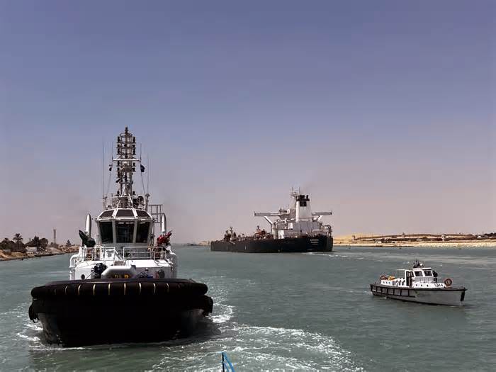 Tàu kéo bị chìm ở kênh đào Suez: Tìm thấy thi thể 1 thủy thủ