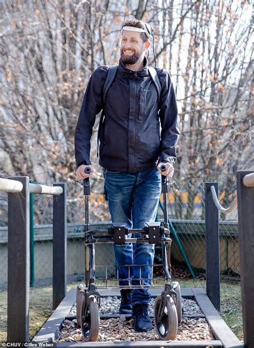Thiết bị điện tử mới giúp người bị liệt 12 năm đi lại, leo cầu thang