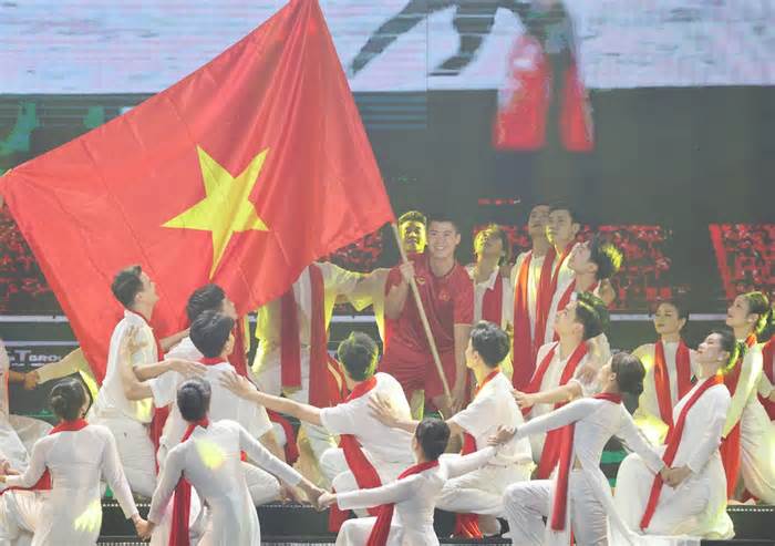 Duy Mạnh tái hiện cắm cờ tại Thường Châu trong dịp đặc biệt