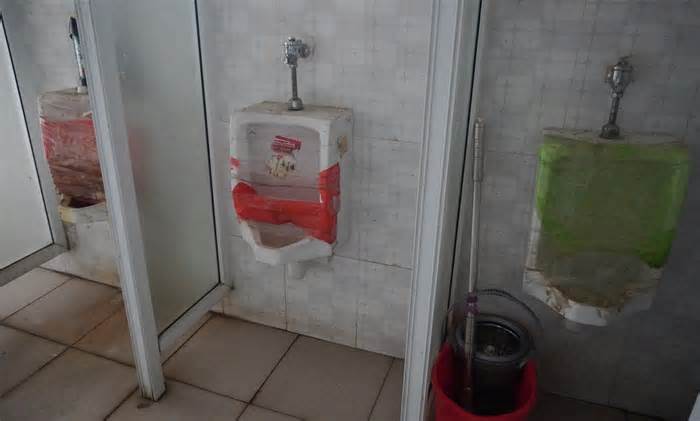 Thanh Hóa: Đùn đẩy quản lý nhà vệ sinh công cộng, dân phóng uế bừa bãi
