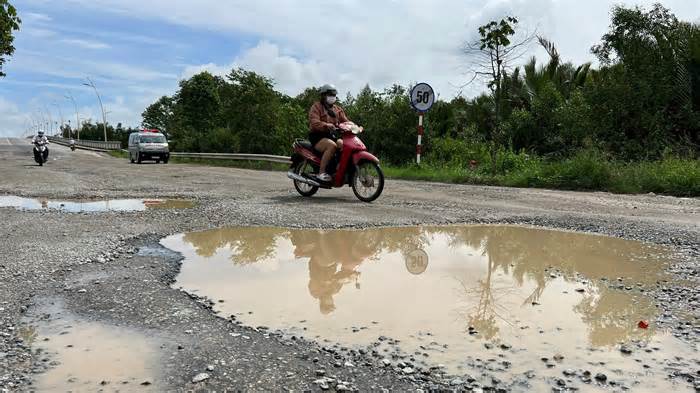 Ma trận 'ổ gà, ổ voi' đường huyết mạch nối Giá Rai về Gành Hào, Bạc Liêu