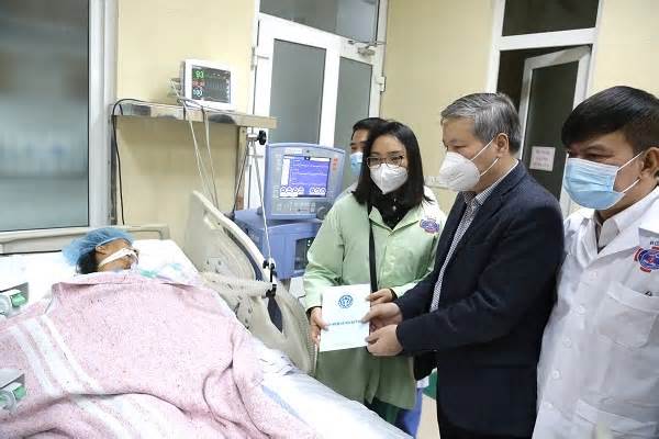 Lãnh đạo BHXH Việt Nam trao 90 suất quà Tết tới bệnh nhân khó khăn