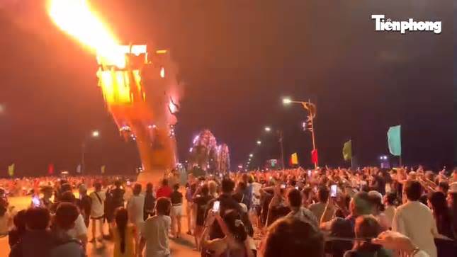 Hàng nghìn du khách chen chân ở cầu Rồng xem phun lửa, phun nước