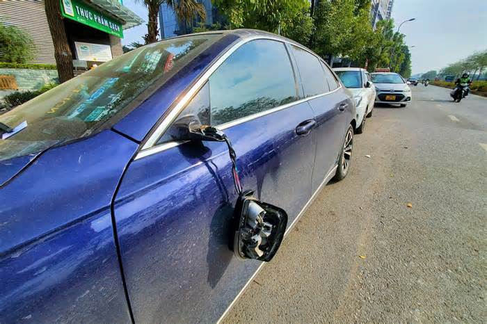 Hà Nội: Liên tiếp xảy ra các vụ phá hoại ôtô đỗ trên vỉa hè, lề đường