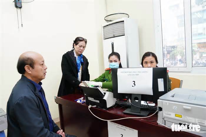 Người dân đổ xô đi làm hộ chiếu gắn chip tại Hà Nội