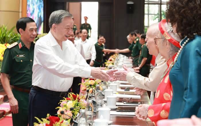 Tổng Bí thư Tô Lâm gặp mặt đại biểu người có công