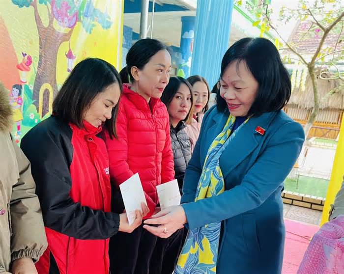 Động viên, tặng quà Tết cho 60 giáo viên Nghệ An có hoàn cảnh khó khăn