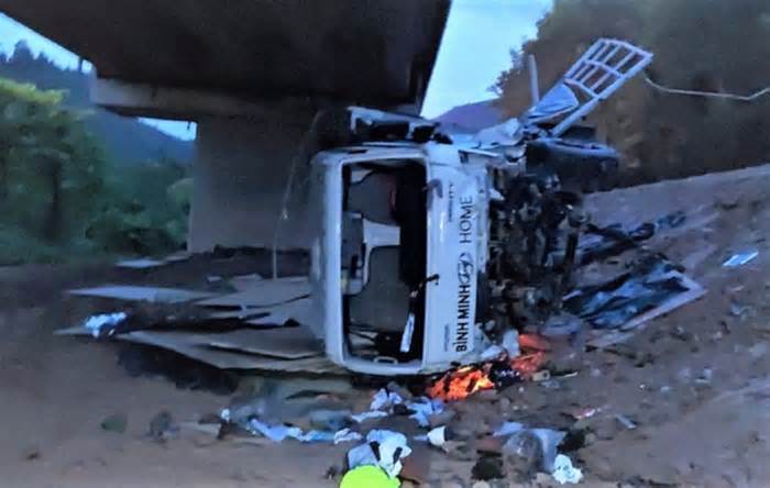 Va chạm trên cao tốc La Sơn-Túy Loan, xe tải rơi xuống gầm cầu