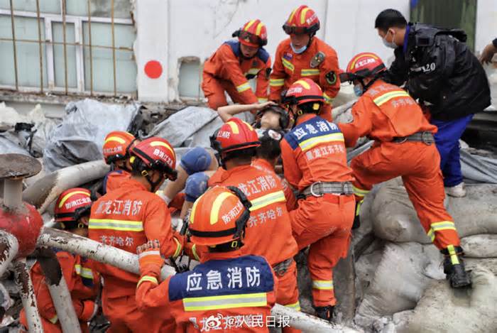 Trung Quốc: Sập trần nhà thi đấu trong trường học, 10 người chết