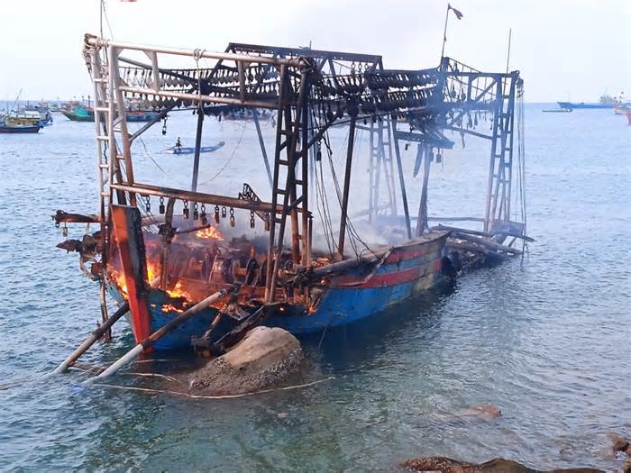 Phú Quốc: Tàu cá chở 10.000 lít dầu cháy rụi trong đêm
