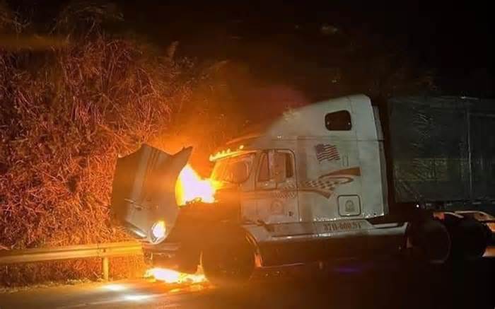Xe container bất ngờ cháy rụi trên cao tốc Nội Bài - Lào Cai