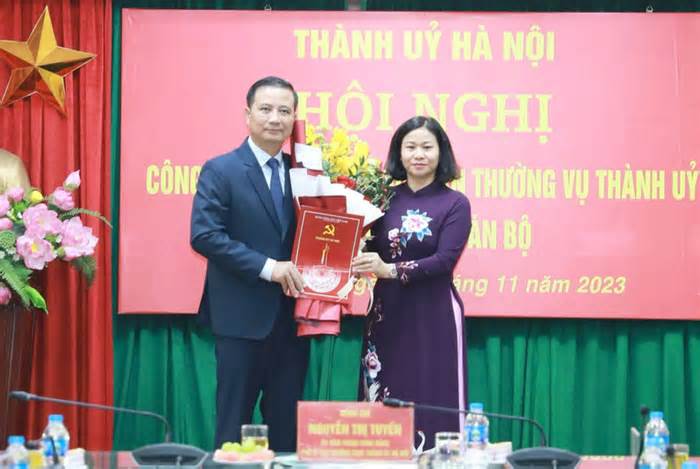 Thường trực Thành ủy Hà Nội trao quyết định điều động, bổ nhiệm Bí thư Quận ủy quận Hoàng Mai
