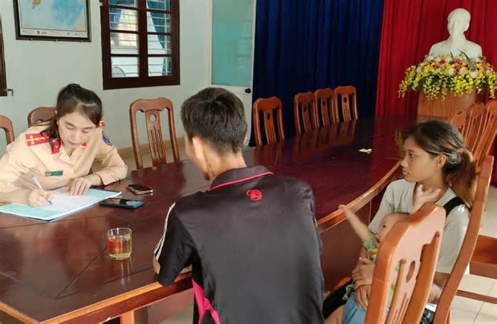 Vợ chồng công nhân cùng con nhỏ bị nhà xe bỏ rơi vì không có tiền, công an Đà Nẵng giúp về quê