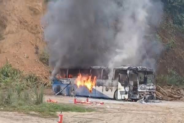 Xe khách chở học sinh bốc cháy dữ dội ở Hòa Bình