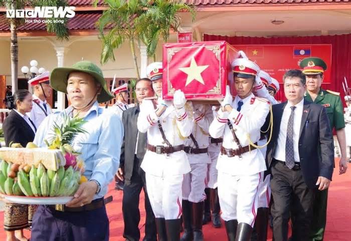 Đón hài cốt 12 liệt sỹ hi sinh tại Lào về với đất mẹ
