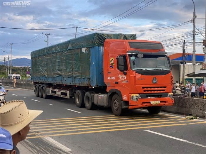 Khánh Hòa: Xe đạp va chạm xe tải, hai người chết tại chỗ