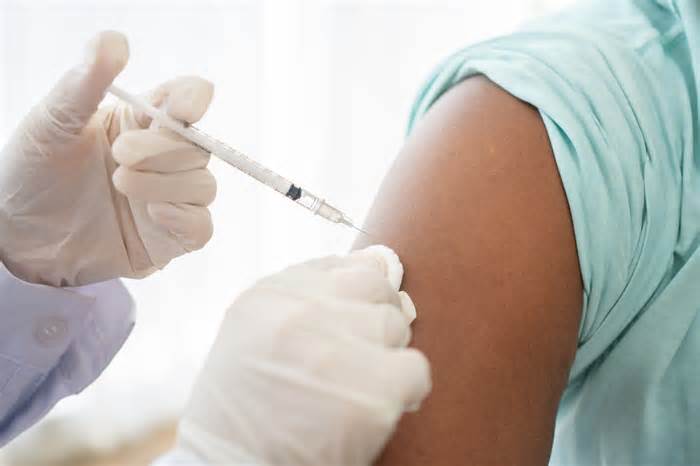 Đang chạy thận có tiêm vaccine zona thần kinh được không?