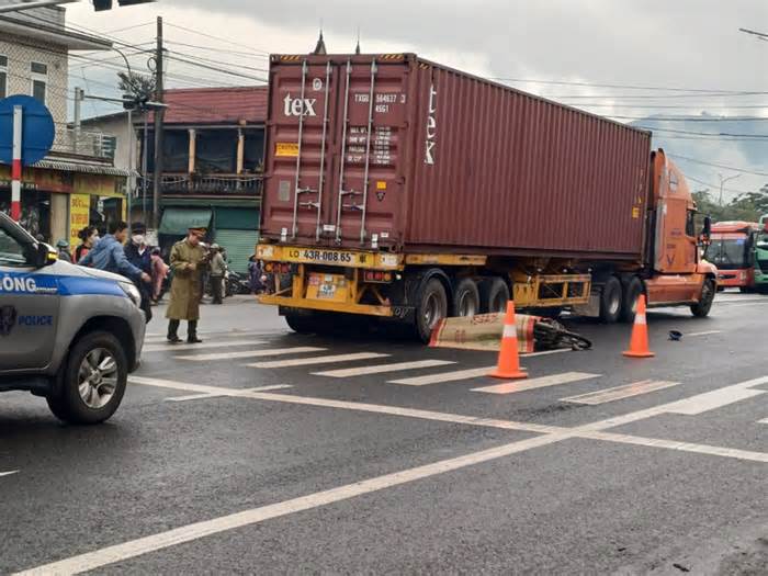 Va chạm với xe container trên đường đi chợ, 2 vợ chồng thương vong