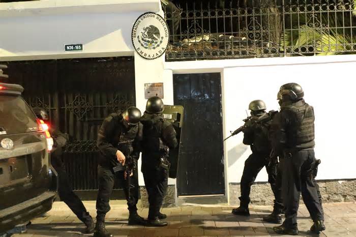 13 phút cảnh sát Ecuador đột kích đại sứ quán Mexico