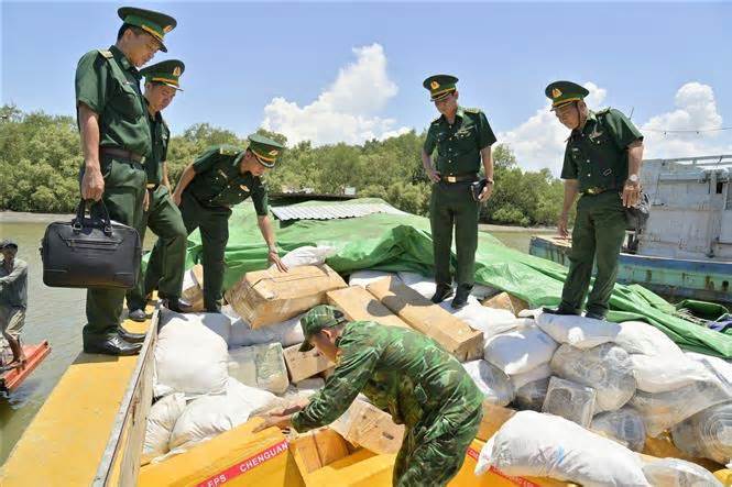 Biên phòng tỉnh Kiên Giang phát hiện tàu chở lượng lớn hàng hóa vô chủ