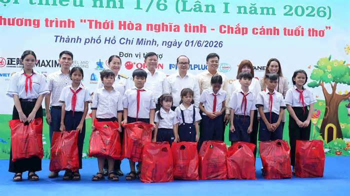 Tân Hiệp Phát trao quà cho trẻ em khó khăn