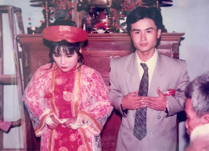 Vợ chồng Gen Z tái hiện ngày cưới của bố mẹ