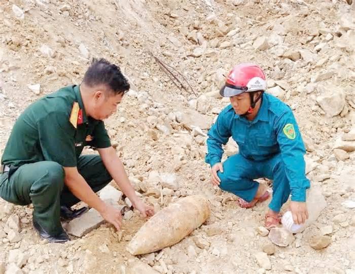 Đang thi công đường, phát hiện vật thể nghi là bom ở Đồng Nai