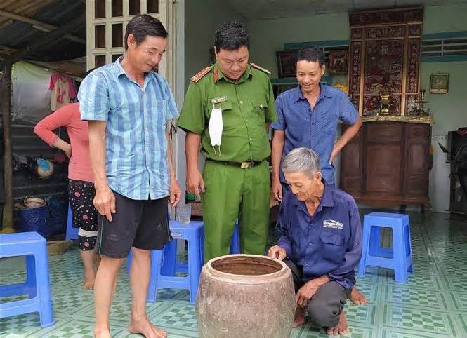 Bàn giao tê tê do người dân bắt được cho Vườn Quốc gia U Minh Thượng