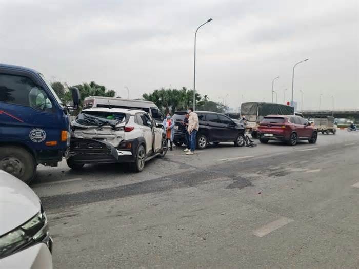 Tai nạn liên hoàn ở Hà Nội, 6 ô tô 'dồn toa'