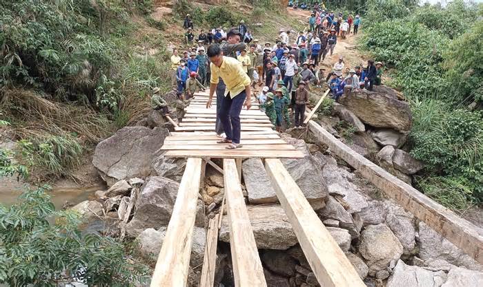 Góp gỗ dựng lại cây cầu bị lũ cuốn trôi cho dân bản miền núi