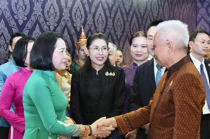 Tà áo truyền thống “đan kết” tình hữu nghị 50 năm Việt Nam-Thái Lan