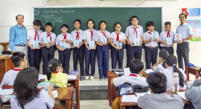Tặng sách về Hoàng Sa cho học sinh Đà Nẵng