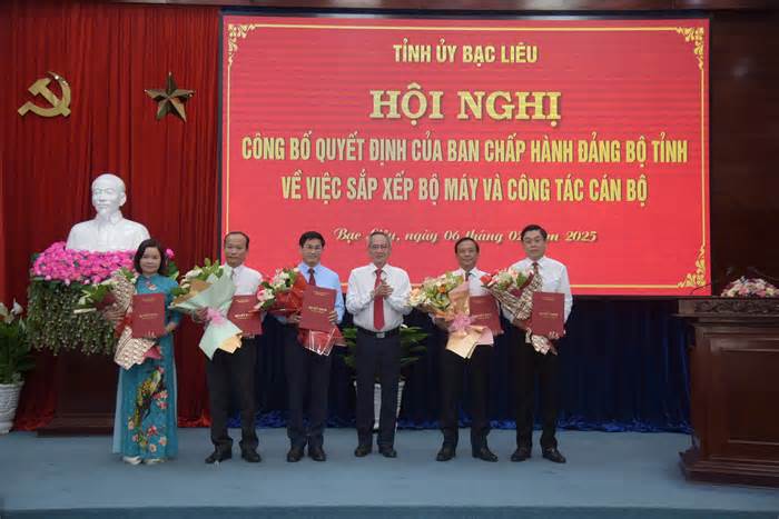 Bạc Liêu công bố các quyết định sắp xếp bộ máy và công tác cán bộ