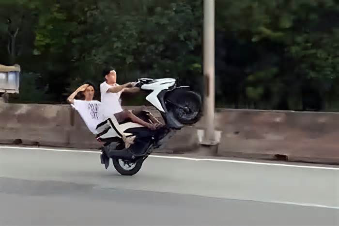 Triệu tập 4 thanh niên đi xe máy ‘làm xiếc’ trên quốc lộ 51
