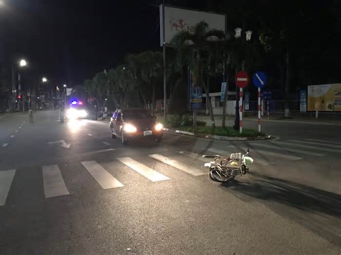 Tìm thân nhân người đàn ông đi xe đạp bị ô tô tông tử vong