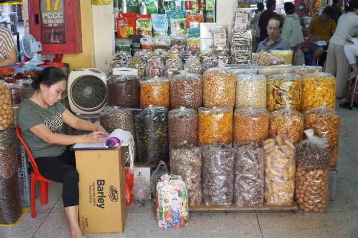 Khu chợ sỉ bánh kẹo lớn nhất TPHCM, tiểu thương ngồi ngóng khách mùa mua sắm Tết