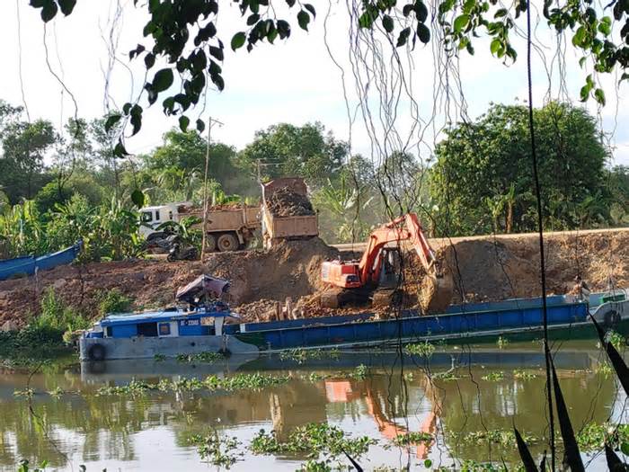 Bùn đất nạo vét kênh giao cho huyện quản lý 'bốc hơi', Long An đang kiểm tra