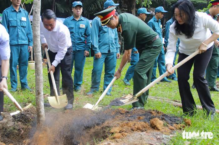 TP.HCM: Ra quân trồng cây, tổng vệ sinh xây dựng cảnh quan xanh