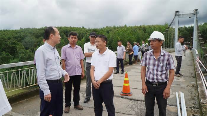 Vụ ô tô rơi xuống sông: Lãnh đạo tỉnh TT-Huế đến hiện trường chỉ đạo tìm kiếm 2 người mất tích