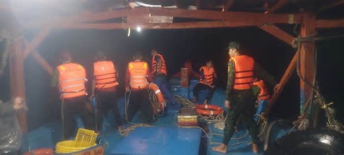 Cứu tàu cá chở 15 ngư dân bị chìm giữa biển Cà Mau
