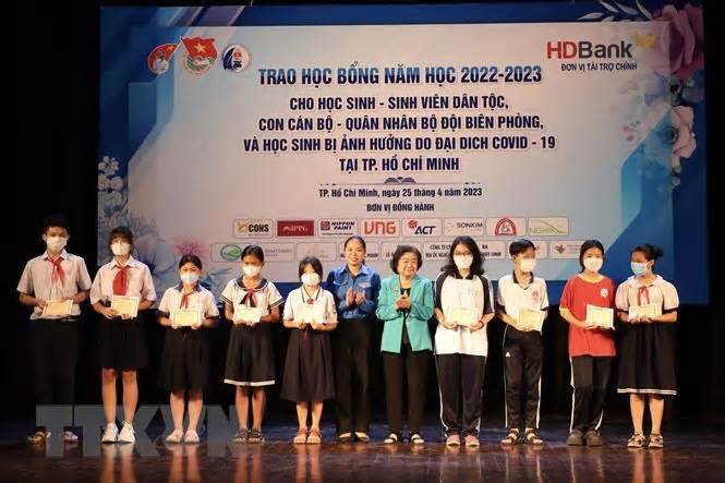 TP.HCM trao học bổng Vừ A Dính cho học sinh-sinh viên vượt khó