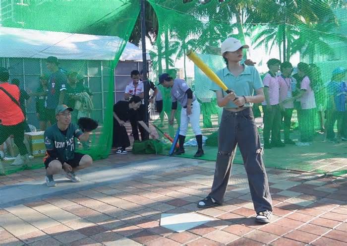 Người dân và du khách trải nghiệm bóng chày tại Lễ hội Việt Nam - Nhật Bản