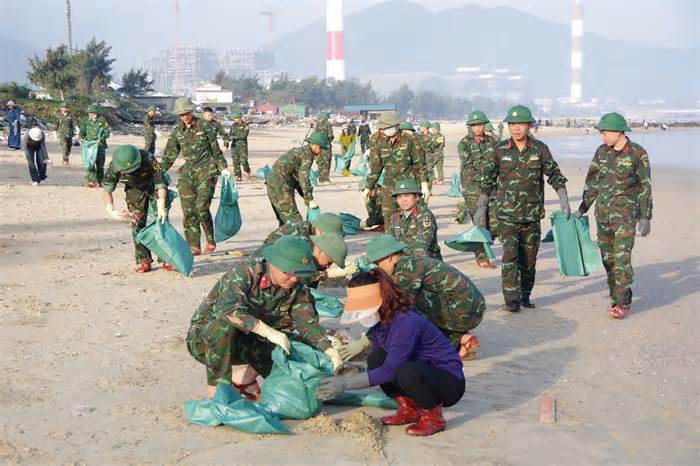 Gom hết 2 tấn dầu vón cục dạt vào bờ biển ở Hà Tĩnh