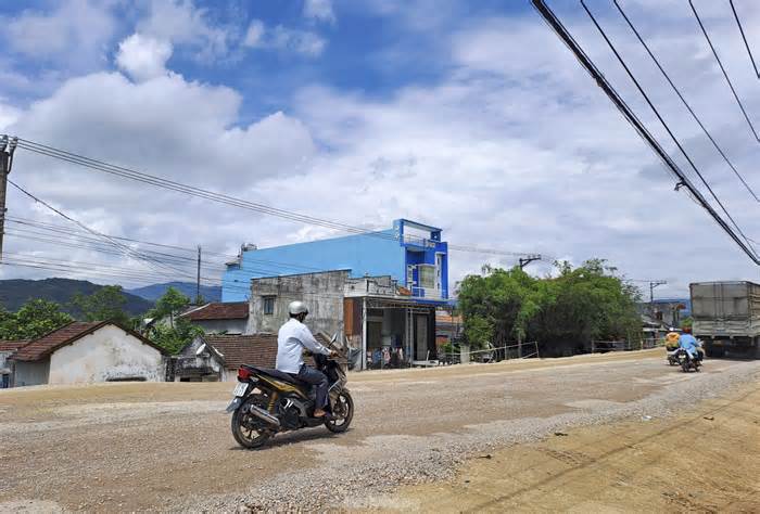 Nền đường cao hơn nhà dân cả mét ở Bình Định
