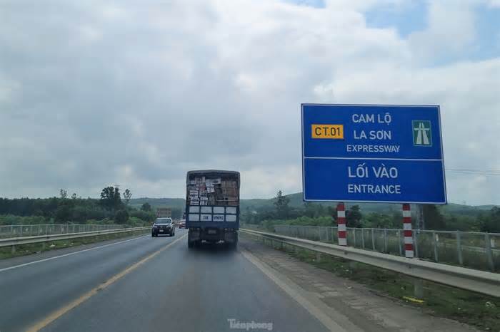Dòng người rời quê sau Tết, cao tốc Cam Lộ - La Sơn - Túy Loan đông như hội