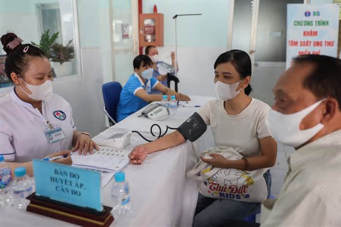 Người tạm trú tại TP HCM được khám sức khỏe định kỳ miễn phí