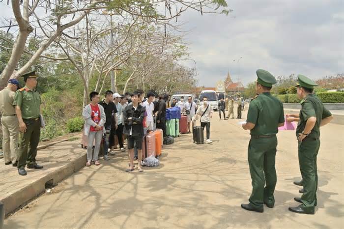 Tiếp nhận 40 công dân Việt Nam do Campuchia trao trả