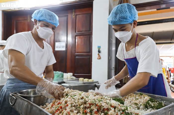 Cảnh sản xuất bánh Trung thu siêu hút khách ở làng nghề nổi tiếng Hà Nội