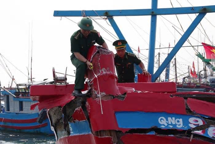 8 ngư dân Quảng Ngãi may mắn thoát nạn khi va chạm với tàu vận tải